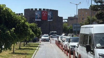 Diyarbakır Surlarında Bah&ccedil;eli Pankartı: Kardeşlik Kalbimizde, Gelecek Aklımızda