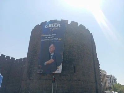 Diyarbakır surlarında dikkat &ccedil;eken mesaj