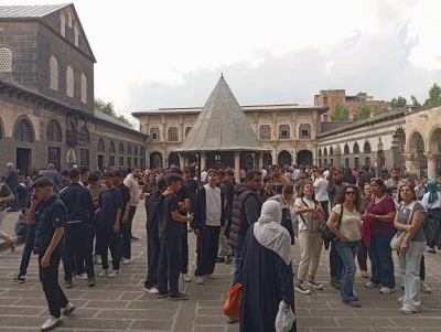 Diyarbakır'da Tarihi Cami'de Cuma Namazı yoğunluğu