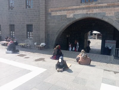 Diyarbakır ulu camii &ccedil;evresini dilenciler istila etti