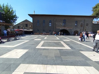 Diyarbakır Ulu Camii Meydanı’nda Çayevleri Gündüz Masa Koyamıyor