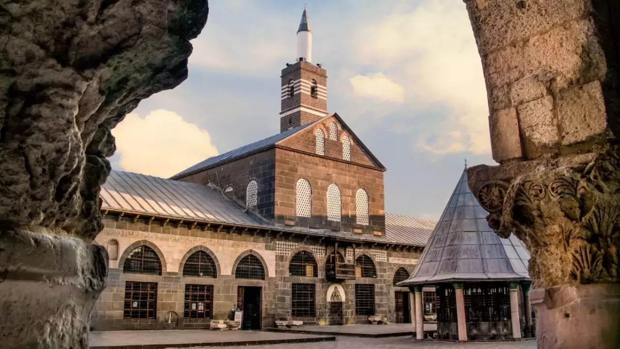Diyarbakır Ulu Camii: Tarihin ve Kültürün Buluşma Noktası