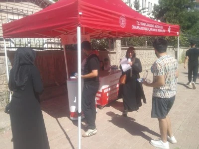 Diyarbakır Vakıflar B&ouml;lge M&uuml;d&uuml;rl&uuml;ğ&uuml;&rsquo;nden YKS Adaylarına Soğuk Su Desteği