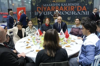 Diyarbakır Valisi Murat Zorluoğlu Liseli &Ouml;ğrencilerle İftarda Buluştu