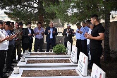 Diyarbakır Valisi Zorluoğlu, Dürümlü Şehitlerini Mezarları Başında Andı