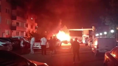 Diyarbakır Yenişehir’de Park Halindeki Araç Alev Topuna Döndü