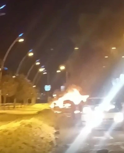 Diyarbakır Yenişehir&rsquo;de Park Halindeki Otomobil Alevlere Teslim Oldu