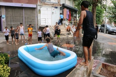Diyarbakırlı Esnaf Çocuklara Serinlemeleri İçin Şişme Havuz Kurdu