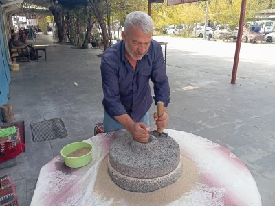 Diyarbakırlı Esnaf El Değirmeniyle Geçmişin Lezzetini Günümüze Taşıyor