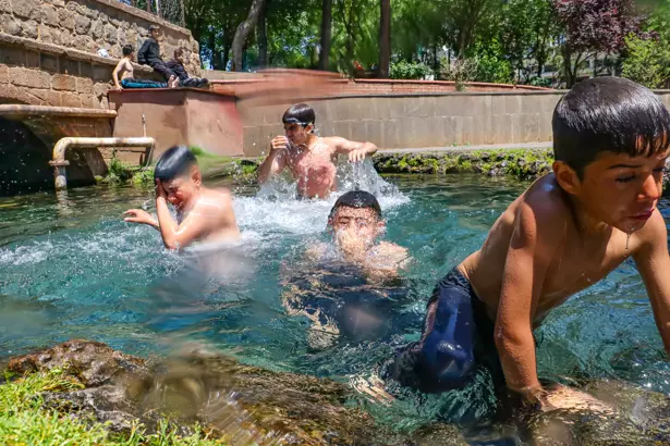 Diyarbakırlılar Serinliği Anzele Parkı’nda Arıyor