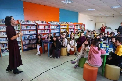 Doğan Hızlan K&uuml;t&uuml;phanesi&rsquo;nde imza etkinliği