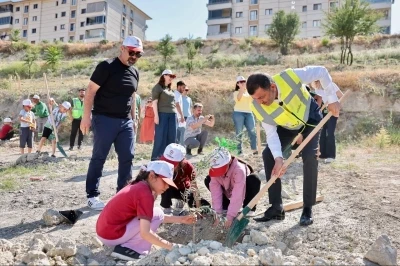&Ccedil;ocuklar zeytin fidanlarıyla yeşile katkı yaptı