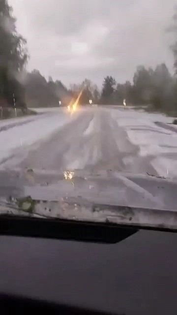 Dolu yağışı yolu beyaza b&uuml;r&uuml;d&uuml;