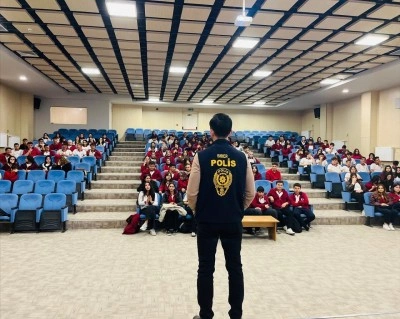 Domani&ccedil;&rsquo;te &ouml;ğretmen ve &ouml;ğrenciler siber su&ccedil;lara karşı bilgilendirildi