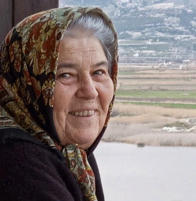 Domates y&uuml;kl&uuml; tır ile otomobil &ccedil;arpıştı: 1 &ouml;l&uuml;, 2 yaralı