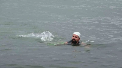 Dondurucu soğuğa meydan okudu: Van G&ouml;l&uuml;&rsquo;nde şifa kula&ccedil;ları