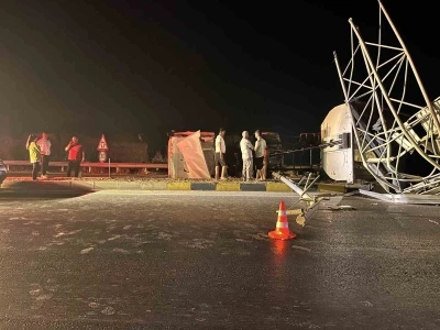 Dorsesi a&ccedil;ık unutulan tır levhalara &ccedil;arparak devrildi