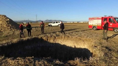 D&ouml;rt metrelik &ccedil;ukura d&uuml;şen ke&ccedil;i itfaiyece kurtarıldı