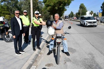 D&ouml;rtyol&rsquo;da polis ekipleri, motosiklet s&uuml;r&uuml;c&uuml;lerine kask dağıttı