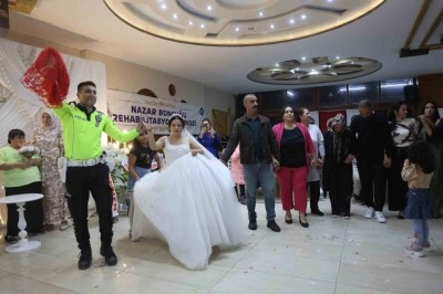 Down sendromlu Ezgi’nin düğün hayali gerçek oldu, mutluluğuna ortak olan polisler yürekleri ısıttı