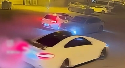 Drift atıp egzozdan ateş &ccedil;ıkardı: O s&uuml;r&uuml;n&uuml;n ehliyeti iptal edilip 55 bin TL ceza kesildi