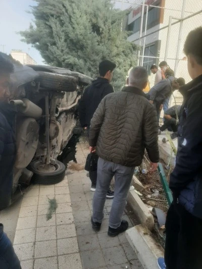 Diyarbakır'da drift atan s&uuml;r&uuml;c&uuml; 2 &Ouml;ğrenciye &Ccedil;arptı