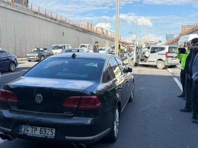 D&uuml;ğ&uuml;n Konvoyunda Kaza: 3 Yaralı, Trafik Fel&ccedil; Oldu