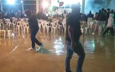 D&uuml;ğ&uuml;n&uuml; su basınca, pa&ccedil;alarını sıvayıp oynamaya devam ettiler