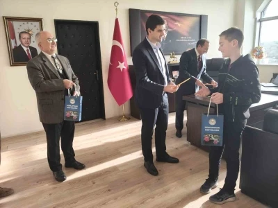 Dumlupınar’da bilgi yarışmasında dereceye giren öğrenciler ödüllerini aldı