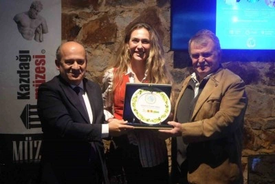 &rsquo;D&uuml;nya bir yana, ben bir yana&rsquo; s&ouml;yleşisi