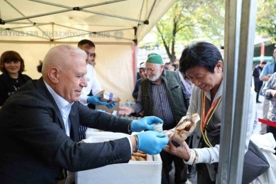 D&uuml;nya Cantık G&uuml;n&uuml;&rsquo;nde &uuml;cretsiz ikram edildi, yabancı turistler lezzetine hayran kaldı