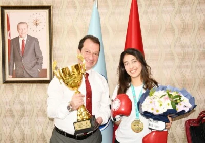 D&uuml;nya Kupası Zaferi Rekt&ouml;rl&uuml;kte Paylaşıldı