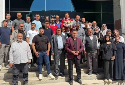 D&uuml;nya şampiyonu Furkan Bilici davul zurnayla karşılandı