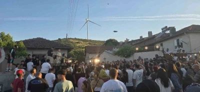 D&uuml;nyaca &uuml;nl&uuml; DJ Mahmut Orhan k&ouml;y&uuml;nde konser verdi