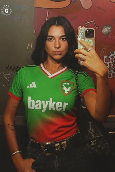 Dünyaca ünlü dua lipa iphone 17 reklamını Amedspor'un formasıyla yapması gündem oldu