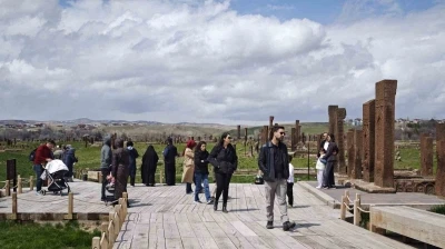 İslam mezarlığında ziyaret&ccedil;i yoğunluğu başladı