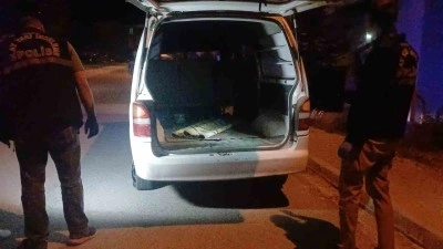 &quot;Dur&quot; ihtarına uymadı, araçla polis memuruna çarpıp kaçtı