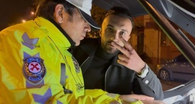 &lsquo;Dur&rsquo; ihtarına uymayan alkoll&uuml; s&uuml;r&uuml;c&uuml;n&uuml;n rahatlığı pes dedirtti