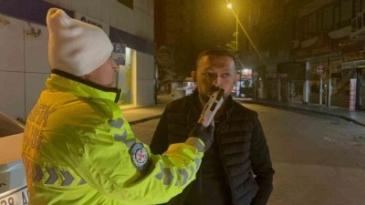 &rsquo;Dur&rsquo; ihtarına uymayan s&uuml;r&uuml;c&uuml;, 6 g&uuml;n arayla ikinci kez alkoll&uuml; yakalandı