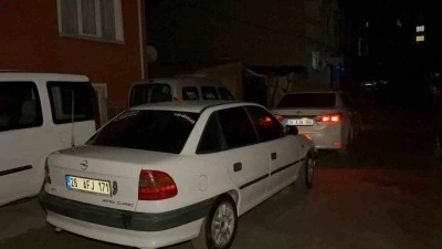 ‘Dur’ ihtarına uymayarak kaçan gencin babası aracını polislerin önüne kırıp engellemeye çalıştı