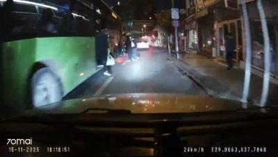 Durak yerine orta şeritte yolcu indirip alan halk otob&uuml;s&uuml; pes dedirtti