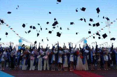 D&uuml;zce &Uuml;niversitesi&rsquo;nde mezuniyet heyecanı başladı