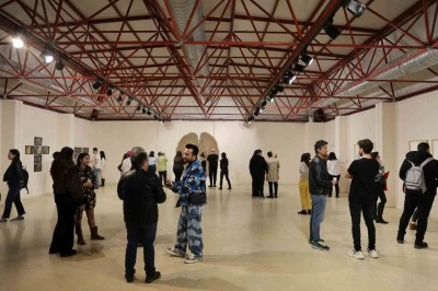 D&uuml;zce &Uuml;niversitesinde "İ&ccedil;inde Bir Şey" sergisi a&ccedil;ıldı