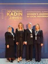 D&uuml;zceli kadın meclis &uuml;yeleri "Yerel Y&ouml;netimlerde Kadın Zirvesi"nde