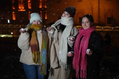 Vatandaşlar beyaz &ouml;rt&uuml;n&uuml;n tadını &ccedil;ıkardı