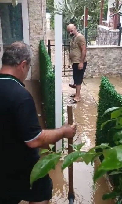 Edremit Körfezi’nde Sağanak Yağış Hayatı Felç Etti