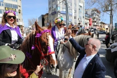 Kadınlar G&uuml;n&uuml;&rsquo;nde atlı kortej