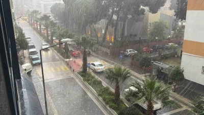 Edremit&rsquo;te kuvvetli sağanak yağış etkili oluyor