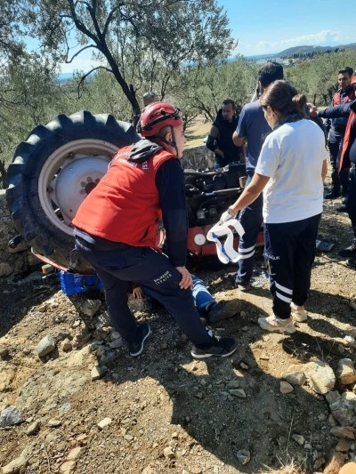 Edremit’te Traktör Devrildi: Sürücü Yaralandı