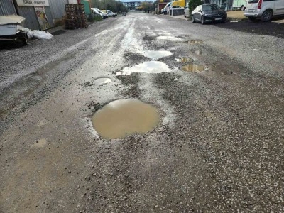 Edremit’te yeni yapılan yolda bir buçuk ayda çukurlar oluştu